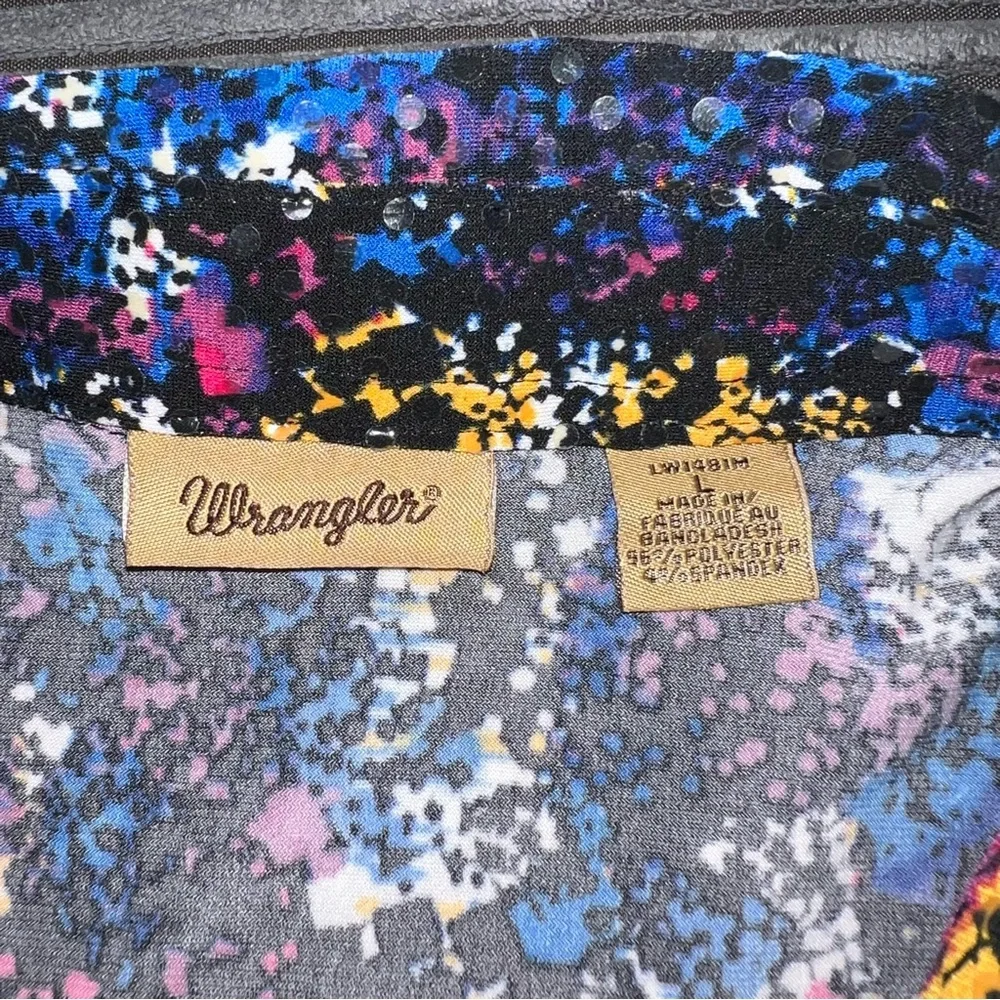 Wrangler Women’s Performance Fit Abstract Multicolor Button-Down Shirt Size L - Picture 5 of 7